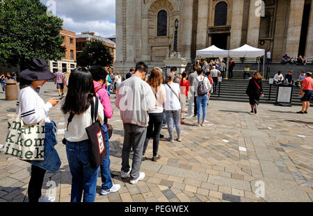 Les touristes faisant la queue pour entrer dans la cathédrale St Paul, Londres, Angleterre Banque D'Images