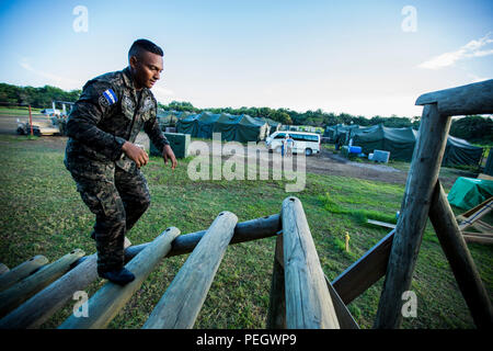 Un marin du Honduras par l'intermédiaire d'enregistrements des manoeuvres sur le parcours de la base navale de Puerto Castilla, Honduras, 17 août 2015. Les Marines américains avec la coopération de sécurité maritime à des fins spéciales, Team-Honduras Groupe Force-Southern air-sol d'un suivi de commande de l'événement. SCT-Honduras est actuellement déployé dans le cadre de l'SPMAGTF-SC pour aider le Centro de Adiestramiento avec Naval la mise en œuvre d'un curriculum de formation pour créer un programme marin du Honduras. (U.S. Marine Corps Photo par le Cpl. Katelyn Hunter/relâché). Banque D'Images