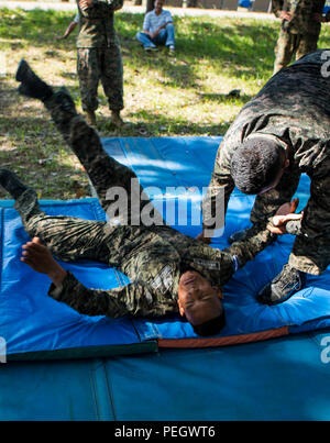 Les marines du Honduras une épaule pratique technique mélanger tout en participant au programme d'arts martiaux du Honduras à Naval Base Puerto Castilla, Honduras, 17 août 2015. Les Marines américains avec la coopération de sécurité maritime à des fins spéciales, Team-Honduras Groupe Force-Southern air-sol d'un suivi de commande de l'événement. SCT-Honduras est actuellement déployé dans le cadre de l'SPMAGTF-SC pour aider le Centro de Adiestramiento avec Naval la mise en œuvre d'un curriculum de formation pour créer un programme marin du Honduras. (U.S. Marine Corps Photo par le Cpl. Katelyn Hunter/libérés) Banque D'Images