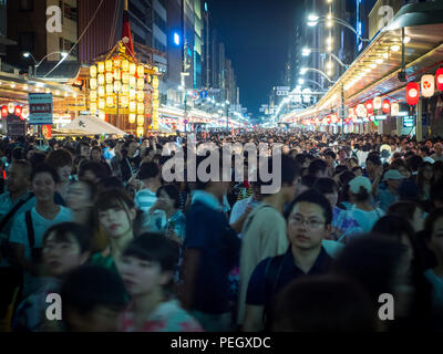 Les foules et les lanternes illuminées et les flotteurs de l'établissement pour délinquants juvéniles-yoiyama Yoiyama (fête de rue) au cours de l'Gion Matsuri Festival. Shijo-dori, Kyoto, Japon. Banque D'Images