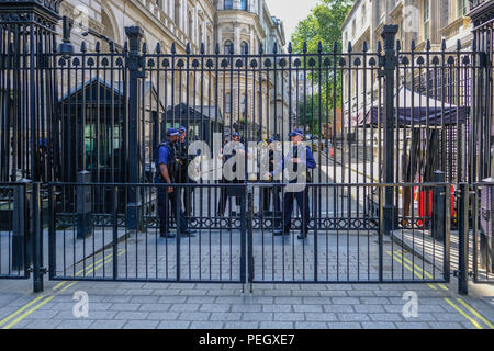 Downing Street, London, UK - 8 juin 2018 : la police armée protégeant l'entrée de Downing Street. Acier noir montre des portes qui sont fermées à Banque D'Images