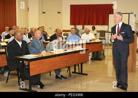 Le Secrétaire de l'armée, l'Honorable John M. McHugh, s'adresse aux participants d'une formation et développement Chef USARAF, conférence dans le Golden Lion Conference Centre le 17 août à Vicenza, Italie. La conférence est conçue pour aider l'équipe d'USARAF comprendre l'état-major de l'Armée de l'armée d'orientation sur la formation et le développement du leadership afin d'appliquer cette orientation à l'USARAF et leader de la formation Programme de développement. Certains des autres sujets abordés au cours de cette conférence : leçons tirées de la Force régionale alignés, RAF, préparation de la formation sur le continent, et de partenariat de l'État Pro Banque D'Images