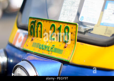 Gros plan de la plaque d'enregistrement d'un tuk-tuk à Bangkok, Thaïlande. Banque D'Images