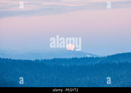 Pleine lune d'hiver qui s'élève au-dessus des montagnes Smoky. Great Smoky Mountains National Park, États-Unis Banque D'Images