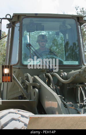 Vilonia, Ark., native, Zachary Reed, un sergent de l'armée américaine et du génie construction horizontale avec 526e compagnie du génie 92e bataillon du génie à Fort Stewart, Ga., manœuvres habilement un godet de triage de chargement pendant l'exercice de la préparation au déploiement d'urgence au Camp Blanding, Centre de formation conjointe en Floride '[I] n'importe quel type d'équipement lourd- quoi que ce soit à partir de chariots élévateurs pour les lynx roux, cinq chantiers, bulldozers, pelles hydrauliques- tout ce qui bouge la saleté. C'est à peu près ce que nous faisons, la saleté des poussoirs. Banque D'Images