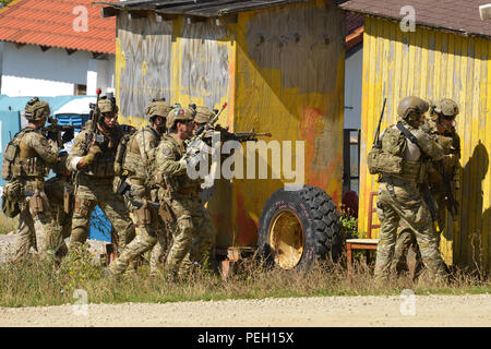 Des soldats américains avec le 75e régiment de Rangers des Forces spéciales italiennes et mener un raid de formation à l'Hohenfels Domaine de formation, l'Allemagne au cours de l'effort de réponse rapide 15, 26 août 2015. Réponse rapide 15 est le plus gros de l'armée américaine dans l'événement de formation combiné en Europe depuis la fin de la guerre froide. Plus de 4 800 militaires de 11 pays de l'OTAN - dont la Bulgarie, France, Allemagne, Grèce, Italie, Pays-Bas, Pologne, Portugal, Espagne, Royaume-Uni et États-Unis - participeront à l'exercice sur les domaines de formation en Bulgarie, l'Allemagne, l'Italie et la Roumanie, le 17 août au 15 sept. Banque D'Images