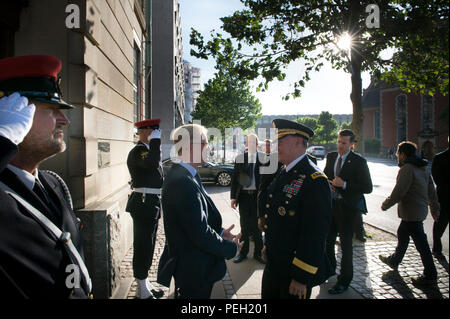 Ministre de la défense du Danemark Carl Holst américain accueille le président de l'état-major des armées Le Général Martin E. Dempsey au Ministère danois de la Défense à Copenhague, Danemark, le 18 août 2015. (DoD photo par D. Myles Cullen/libérés) Banque D'Images