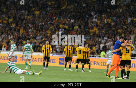 Athènes, Grèce. Août 14, 2018. L'AEK Athènes' joueurs (R) célèbrent leur victoire sur Celtic après la troisième ronde de qualification de la Ligue des Champions à Athènes, Grèce, 14 août 2018. Credit : Marios Lolos/Xinhua/Alamy Live News Banque D'Images