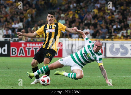 Athènes, Grèce. Août 14, 2018. L'AEK Athènes' Petros Mantalos (L) rivalise avec Scott Brown du Celtic lors du troisième tour de qualification de la Ligue des Champions à Athènes, Grèce, 14 août 2018. Credit : Marios Lolos/Xinhua/Alamy Live News Banque D'Images