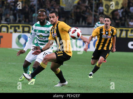 Athènes, Grèce. Août 14, 2018. L'AEK Athènes' Vasileios Lampropoulos (C) le dispute à la Celtique Moussa Dembele durant la troisième ronde de qualification de la Ligue des Champions à Athènes, Grèce, 14 août 2018. Credit : Marios Lolos/Xinhua/Alamy Live News Banque D'Images