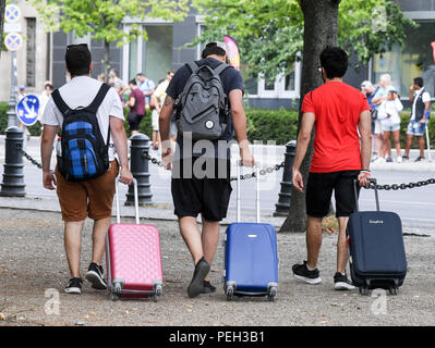 Berlin, Allemagne. Août 14, 2018. Les touristes à pied le long d'un sentier à Mitte avec valises roulant. Credit : Jens Kalaene Zentralbild-/dpa/ZB/dpa/Alamy Live News Banque D'Images