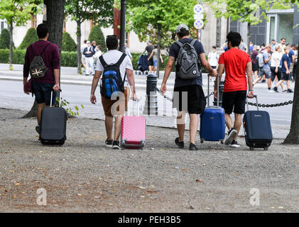 Berlin, Allemagne. Août 14, 2018. Les touristes à pied le long d'un sentier à Mitte avec valises roulant. Credit : Jens Kalaene Zentralbild-/dpa/ZB/dpa/Alamy Live News Banque D'Images