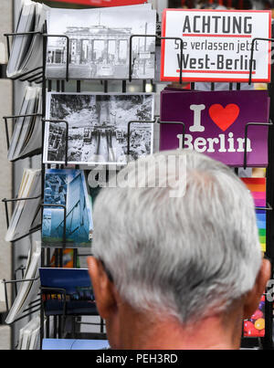 Berlin, Allemagne. Août 14, 2018. Un homme se tient sur un stand avec des cartes postales. Credit : Jens Kalaene Zentralbild-/dpa/ZB/dpa/Alamy Live News Banque D'Images