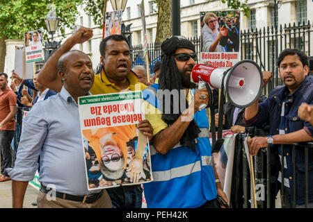 Août 13, 2018 - Londres, Royaume-Uni. 13 août 2018. Une manifestation en face de Downing St par le Parti nationaliste du Bangladesh Royaume-uni a appelé à la libération de leur chef de parti, la Bégum Khaleda Zia, emprisonné en février pour une période de cinq ans pour détournement de fonds internationaux donnés à l'Orphelinat de Zia Trust. L'accusation a été faite il y a environ dix ans, et le BNP est politiquement motivée. Son fils aîné Tarique Rahman a été condamné à 10 ans de prison mais est toujours à Londres. Khaleda Zia a été la première dame du Bangladesh lors de la présidence de son mari Ziaur Rahman qui a fondé le Bangladesh Nationalis Banque D'Images
