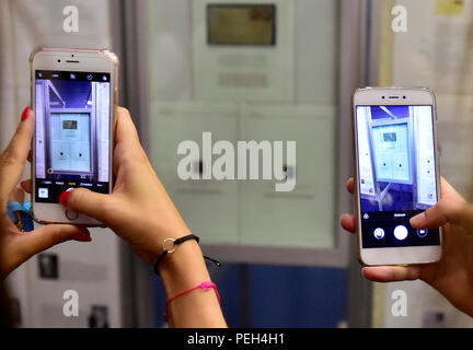 Prague, République tchèque. Août 15, 2018. La photographie les gens soi-disant Bombay (haut) avec deux pièces d'un sou (1d) Maurice sceau postal, appelé Red Maurice et deux pièces de deux pence (2d) Maurice sceau postal, appelé Blue Maurice (vers le bas), au cours de la Praga 2018 Exposition de Timbres du monde à Prague, en République tchèque, le 15 août 2018. Photo : CTK/Vondrous Romain Photo/Alamy Live News Banque D'Images