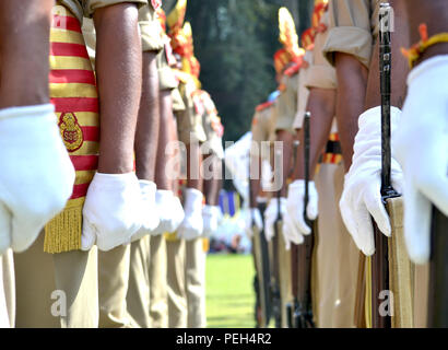 Le cachemire. 15 août, 2018. Un contingent de police indiennes hommes marchent dans le cadre du 72e jour de l'indépendance indienne célébration à Sher-e-Cachemire Stadium à Srinagar, la capitale d'été du Cachemire indien, l'Inde. Toutes les entreprises, les écoles et les magasins étaient fermés et la circulation est restée sur le réseau routier à la suite d'un appel de grève donné par les dirigeants séparatistes cachemiris contre l'indépendance de l'Inde au Cachemire, les célébrations de la journée et a encouragé les gens à observer ce jour comme jour noir. Credit : ZUMA Press, Inc./Alamy Live News Banque D'Images