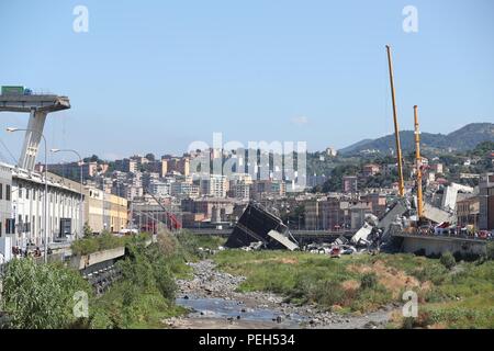 Gênes, Italie. Août 15, 2018. Les sauveteurs travaillent à l'emplacement de l'pont effondré à Gênes, Italie, le 15 août 2018. Au moins 31 personnes sont mortes dans l'effondrement d'un mardi pont de l'autoroute à Gênes, dans le nord-ouest de l'Italie, que la recherche et le sauvetage s'est poursuivie mercredi. Credit : Zheng Huansong/Xinhua/Alamy Live News Banque D'Images