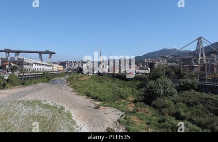 Gênes, Italie. Août 15, 2018. Les sauveteurs travaillent à l'emplacement de l'pont effondré à Gênes, Italie, le 15 août 2018. Au moins 31 personnes sont mortes dans l'effondrement d'un mardi pont de l'autoroute à Gênes, dans le nord-ouest de l'Italie, que la recherche et le sauvetage s'est poursuivie mercredi. Credit : Zheng Huansong/Xinhua/Alamy Live News Banque D'Images