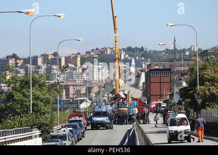 Gênes, Italie. Août 15, 2018. Les sauveteurs travaillent à l'emplacement de l'pont effondré à Gênes, Italie, le 15 août 2018. Au moins 31 personnes sont mortes dans l'effondrement d'un mardi pont de l'autoroute à Gênes, dans le nord-ouest de l'Italie, que la recherche et le sauvetage s'est poursuivie mercredi. Credit : Zheng Huansong/Xinhua/Alamy Live News Banque D'Images