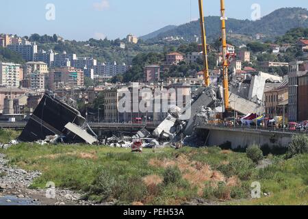 Gênes, Italie. Août 15, 2018. Les sauveteurs travaillent à l'emplacement de l'pont effondré à Gênes, Italie, le 15 août 2018. Au moins 31 personnes sont mortes dans l'effondrement d'un mardi pont de l'autoroute à Gênes, dans le nord-ouest de l'Italie, que la recherche et le sauvetage s'est poursuivie mercredi. Credit : Zheng Huansong/Xinhua/Alamy Live News Banque D'Images