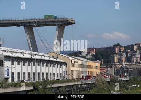 Gênes, Italie. Août 15, 2018. Les sauveteurs travaillent à l'emplacement de l'pont effondré à Gênes, Italie, le 15 août 2018. Au moins 31 personnes sont mortes dans l'effondrement d'un mardi pont de l'autoroute à Gênes, dans le nord-ouest de l'Italie, que la recherche et le sauvetage s'est poursuivie mercredi. Credit : Zheng Huansong/Xinhua/Alamy Live News Banque D'Images