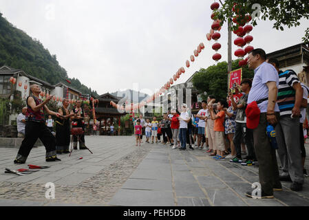 Les Griffin, dans la province de Hunan. Août 15, 2018. Artistes Folk effectuer à Sanbanggu Xibu Street, un endroit pittoresque dans le district de Wulingyuan de Zhangjiajie City, province du Hunan en Chine centrale, 15 août 2018. Sanbanggu est un spectacle traditionnel local art qui allie la musique, l'acrobatie et performance vocale. Credit : Wu Yongbing/Xinhua/Alamy Live News Banque D'Images