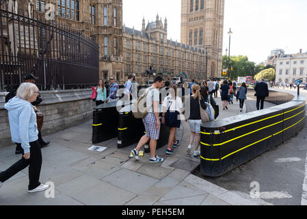 Londres, Royaume-Uni. Août 15, 2018. Les gens passent devant les Chambres du Parlement à Londres, Grande-Bretagne, le 15 août 2018, un jour après qu'un homme a été arrêté, soupçonné d'infractions terroristes après une voiture a percuté les barrières de sécurité devant les Maisons du Parlement. Crédit : Ray Tang/Xinhua/Alamy Live News Banque D'Images