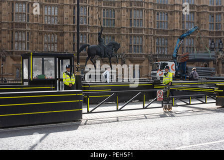 Londres, Royaume-Uni. Août 15, 2018. Une porte de garde des policiers devant les Maisons du Parlement à Londres, Grande-Bretagne, le 15 août 2018, un jour après qu'un homme a été arrêté, soupçonné d'infractions terroristes après une voiture a percuté les barrières de sécurité devant les Maisons du Parlement. Crédit : Ray Tang/Xinhua/Alamy Live News Banque D'Images