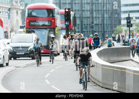 Londres, Royaume-Uni. Août 15, 2018. Cyclistes roulent sur le pont de Westminster à Londres, Grande-Bretagne, le 15 août 2018, un jour après qu'un homme a été arrêté, soupçonné d'infractions terroristes après une voiture a percuté les barrières de sécurité devant les Maisons du Parlement. Crédit : Ray Tang/Xinhua/Alamy Live News Banque D'Images