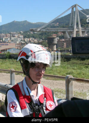 Gênes, Italie. Août 15, 2018. Federica Bornelli, de la Croix-Rouge italienne, répond aux questions des journalistes. Un jour après l'effondrement de l'autoroute pont Morandi (arrière-plan), il est toujours recherché pour les survivants dans les ruines énormes. Credit : Fabian Nitschmann/dpa/Alamy Live News Banque D'Images