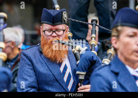 Glasgow, Royaume-Uni. 15 août 2018. Spectacles de rue continuent dans Buchanan Street, Glasgow avec plus de pipe bands internationaux qui jouent près de la Donald Dewar statue pour divertir le public gratuitement. Le Pipe Band Championships conclure le samedi 18 août à Glasgow Green. Photo de David Welsh, originaire d'Aberdeen, vivant aujourd'hui à Wellington en Nouvelle-Zélande et jouer avec la fanfare de l'Université Simon Fraser de Colombie-Britannique, Canada Crédit : Findlay/Alamy Live News Banque D'Images