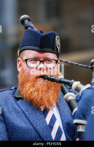 Glasgow, Royaume-Uni. 15 août 2018. Spectacles de rue continuent dans Buchanan Street, Glasgow avec plus de pipe bands internationaux qui jouent près de la Donald Dewar statue pour divertir le public gratuitement. Le Pipe Band Championships conclure le samedi 18 août à Glasgow Green. Photo de David Welsh, originaire d'Aberdeen, vivant aujourd'hui à Wellington en Nouvelle-Zélande et jouer avec la fanfare de l'Université Simon Fraser de Colombie-Britannique, Canada Crédit : Findlay/Alamy Live News Banque D'Images