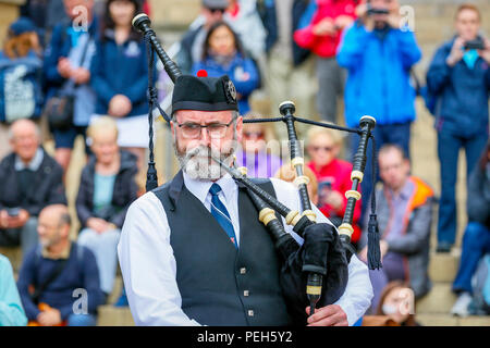 Glasgow, Royaume-Uni. 15 août 2018. Spectacles de rue continuent dans Buchanan Street, Glasgow avec plus de pipe bands internationaux qui jouent près de la Donald Dewar statue pour divertir le public gratuitement. Le Pipe Band Championships conclure le samedi 18 août à Glasgow Green. Photo d'ALLAN de Christchurch CLEARWATER jouant avec la Nouvelle Zélande Pipe Band de Christchurch, Nouvelle-Zélande Crédit : Findlay/Alamy Live News Banque D'Images