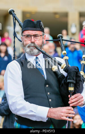 Glasgow, Royaume-Uni. 15 août 2018. Spectacles de rue continuent dans Buchanan Street, Glasgow avec plus de pipe bands internationaux qui jouent près de la Donald Dewar statue pour divertir le public gratuitement. Le Pipe Band Championships conclure le samedi 18 août à Glasgow Green. Photo d'ALLAN de Christchurch CLEARWATER jouant avec la Nouvelle Zélande Pipe Band de Christchurch, Nouvelle-Zélande Crédit : Findlay/Alamy Live News Banque D'Images