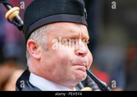 Glasgow, Royaume-Uni. 15 août 2018. Spectacles de rue continuent dans Buchanan Street, Glasgow avec plus pipebands international qui jouent près de la Donald Dewar statue pour divertir le public gratuitement. Le Pipe Band Championships conclure le samedi 18 août à Glasgow Green. Photo de ED BUTLER, de Christchurch à jouer avec la Nouvelle Zélande Pipe Band de Christchurch, Nouvelle-Zélande Crédit : Findlay/Alamy Live News Banque D'Images
