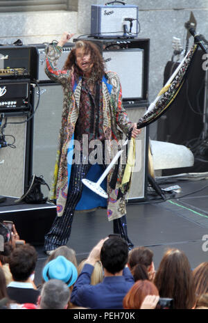 New York, NY, USA. Août 15, 2018. Steve Tyler d'Aerosmith à effectuer une série de concerts de Citi sur aujourd'hui à 30 Patinoire Rockefeller à New York. 15 août 2018 Crédit : Rw/media/Alamy Punch Live News Banque D'Images