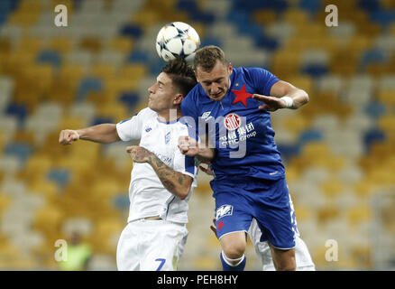 14 août 2018 - Benjamin Verbic( L) de Dynamo rivalise avec Vladimir Coufal (R) de Slavia lors de la Ligue des Champions, troisième tour de qualification, deuxième jambe, match de football entre le FC Dynamo Kiev et SK Slavia Prague à Kiev, Ukraine, le 14 août 2018. Crédit : Michel Stepanov/ZUMA/Alamy Fil Live News Banque D'Images