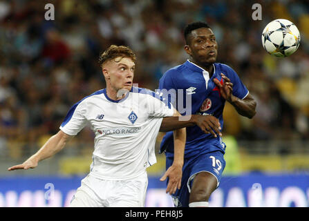 14 août 2018 - Viktor Tsygankov( L) de Dynamo rivalise avec Simon Deli (R) de Slavia lors de la Ligue des Champions, troisième tour de qualification, deuxième jambe, match de football entre le FC Dynamo Kiev et SK Slavia Prague à Kiev, Ukraine, le 14 août 2018. Crédit : Michel Stepanov/ZUMA/Alamy Fil Live News Banque D'Images