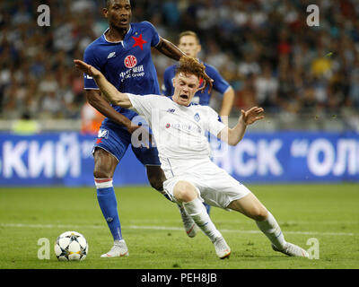 14 août 2018 - Viktor Tsygankov( R) de Dynamo rivalise avec Simon Deli (L) de Slavia lors de la Ligue des Champions, troisième tour de qualification, deuxième jambe, match de football entre le FC Dynamo Kiev et SK Slavia Prague à Kiev, Ukraine, le 14 août 2018. Crédit : Michel Stepanov/ZUMA/Alamy Fil Live News Banque D'Images