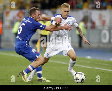 14 août 2018 - Vitaliy Buyalskiy( R) de Dynamo rivalise avec Vladimir Coufal (L) de Slavia lors de la Ligue des Champions, troisième tour de qualification, deuxième jambe, match de football entre le FC Dynamo Kiev et SK Slavia Prague à Kiev, Ukraine, le 14 août 2018. Crédit : Michel Stepanov/ZUMA/Alamy Fil Live News Banque D'Images