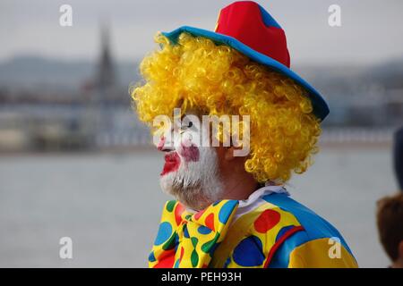 Weymouth Dorset, Royaume-Uni. 15 août 2018. Les foules affluent à Weymouth pour le carnaval annuel et la procession. Le clown coloré participe au carnaval de Weymouth. Crédit : Carolyn Jenkins/Alay Live News Banque D'Images