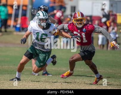 New York Jets wide receiver Tchad Hansen (16), recherche d'un laissez-passer qu'il participe à un camp de formation conjointe avec les Redskins de Washington de la pratique à l'Redskins de Washington Bon Secours Centre de formation à Richmond, en Virginie, le Mardi, Août 14, 2018. La défense sur le jeu est Redskins de Washington Fabian évoluait Moreau (31). Credit : Ron Sachs/CNP (restriction : NO New York ou le New Jersey Journaux ou journaux dans un rayon de 75 km de la ville de New York) dans le monde entier d'utilisation | Banque D'Images