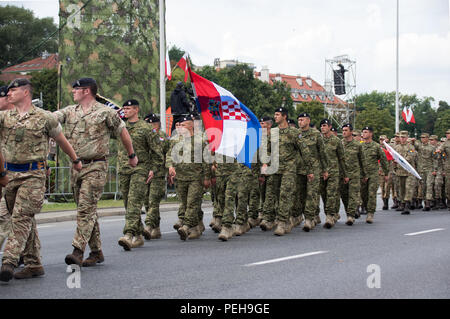 Soldats du groupe de combat multinational de l'OTAN stationnés en Pologne Lors du défilé militaire annuel dans la capitale de la Pologne Banque D'Images