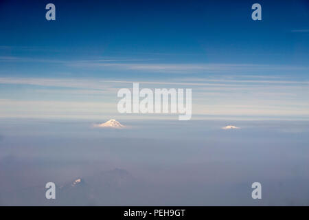 L'État de Washington, USA. 14 août 2018. Vue aérienne de brown couche d'inversion causée par les feux de forêt vus pendant la descente pour l'atterrissage à l'aéroport de Seattle, mardi après-midi, Aug 14,2018. Le mont Baker est un volcan inactif 35 miles à l'est de Bellingham Bay et à 24 kilomètres de frontière canadienne qui est à environ 135 miles au nord de Seattle. La veille, lundi, le soleil comme round red orb dans la brume sur le Puget Sound. La brume épaisse le mardi et n'a pas dissipé le lendemain après-midi. Credit : Dorothy Alexander/Alamy Live News Banque D'Images