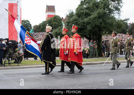 Soldats du groupe de combat multinational de l'OTAN stationnés en Pologne Lors du défilé militaire annuel dans la capitale de la Pologne Banque D'Images