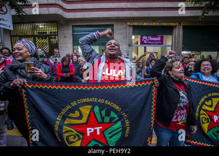 15 août 2018 - SÃ£o Paulo, SÃ£o Paulo, Brésil - Sao Paulo SP, SP 15/08/2018 Brésil-ÉLECTION LES CANDIDATS-LULA da SILVA-manifestation : l'ancien président brésilien Luiz Inacio Lula da Silva les supporters affluent en face de la Cour électorale régionale à Sao Paulo Le Parti des travailleurs (PT) a officiellement enregistré son improbable candidature présidentielle pour l'élection du 7 octobre qu'il sert une peine de prison pour corruption, à Brasilia, le 15 août 2018. - Lula, 72 ans, a été reconnu coupable de prendre un appartement comme un pot-de-vin d'une grande entreprise de bâtiment. L'affaire faisait partie d'une masse de poursuites conduites du greffon en Br Banque D'Images