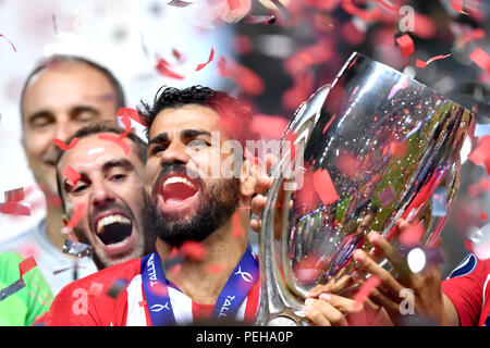 Tallinn, Estonie. Août 15, 2018. Foot : la Super Coupe de l'UEFA, le Real Madrid - Atletico Madrid à Lilleküla Stadium. L'Atletico Madrid Diego Costa cheers avec le trophée. Credit : Marius Becker/dpa/Alamy Live News Banque D'Images