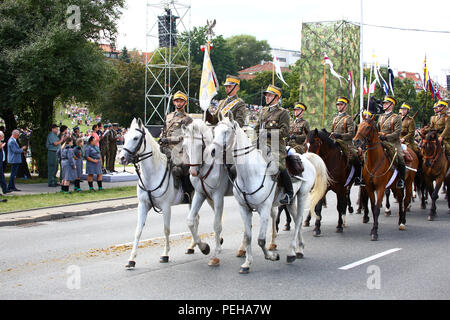 Pologne, Varsovie, le 15 août 2018 : défilé militaire sur l'armée au cours de la journée de célébration des fêtes du 100e de l'indépendance de la Pologne. Plus de 2000 soldats polonais et de l'OTAN ont pris part à la marche au bord du fleuve de la Vistule. Le Président Andrzej Duda, Premier Ministre Mateusz Morawiecki, Marshall de diète Marek Kuchcinski, Marshall d'Stanisalaw Karczewski du Sénat et ministre de la Défense Mariusz Blaszczak parade rejoint dans la capitale. ©Jake Ratz/Alamy Live News Banque D'Images