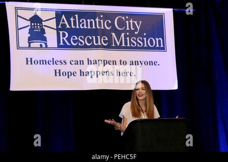 Atlantic City, NJ, USA. Août 15, 2018. Betty Cantrell, Miss America 2016, était l'invité spécial à l'Atlantic City Mission Sauvetage levée de fonds annuelle tenue à l'hôtel Sheraton Atlantic City. La salle de bal remplie a eu droit à une soirée de divertissement par Betty Cantrell qui a parlé au sujet d'être qui vous êtes et a chanté un certain nombre de chansons. Credit : Donald Kravitz/ZUMA/Alamy Fil Live News Banque D'Images