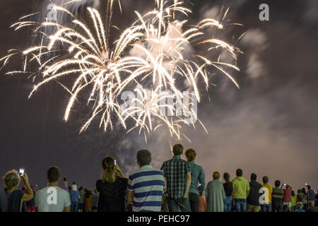 Ottawa, Canada. Le 15 août 2018. Spectateurs regarder le lac Leamy Sound de la lumière d'artifice organisé par la Chine. Credit : Vince F/Alamy Live News Banque D'Images